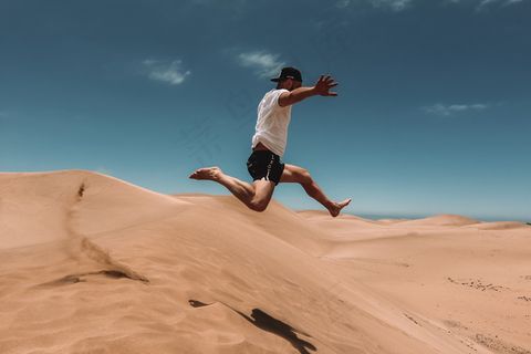 男人沙漠跳跃悬浮摄影