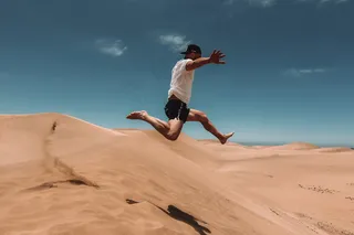 男人沙漠跳跃悬浮摄影