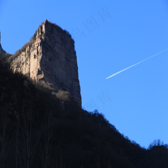太行山与飞机之间的檫肩而过