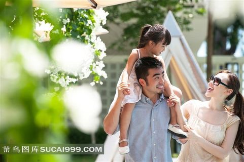 胡须男墨镜女与小女孩特写摄影高清图片