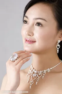 珠宝首饰广告素材 带着钻石项链耳环和戒指的女性面部特写