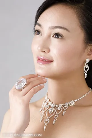 珠宝首饰广告素材 带着钻石项链耳环和戒指的女性面部特写