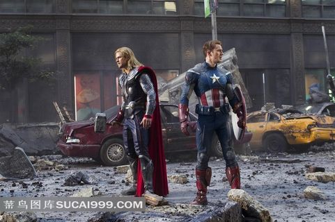 战斗废墟中的雷神和美国队长图片素材