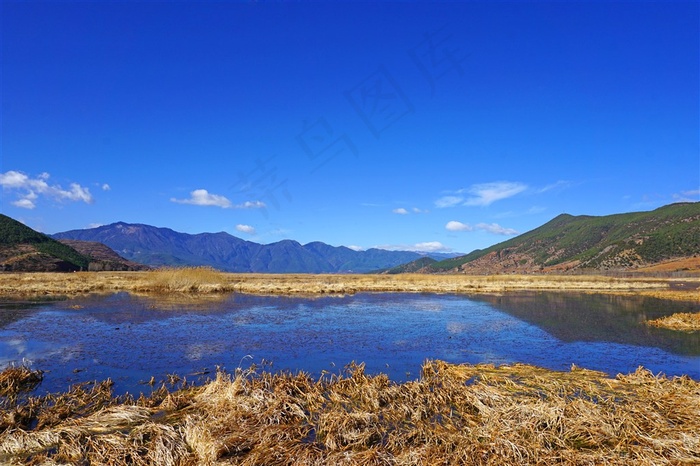 蓝天湖水景观