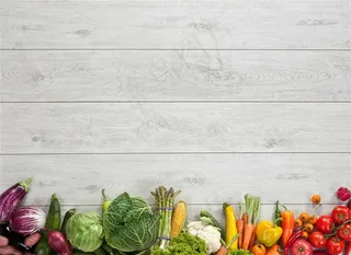 白色木质地板与蔬菜组合高清图片