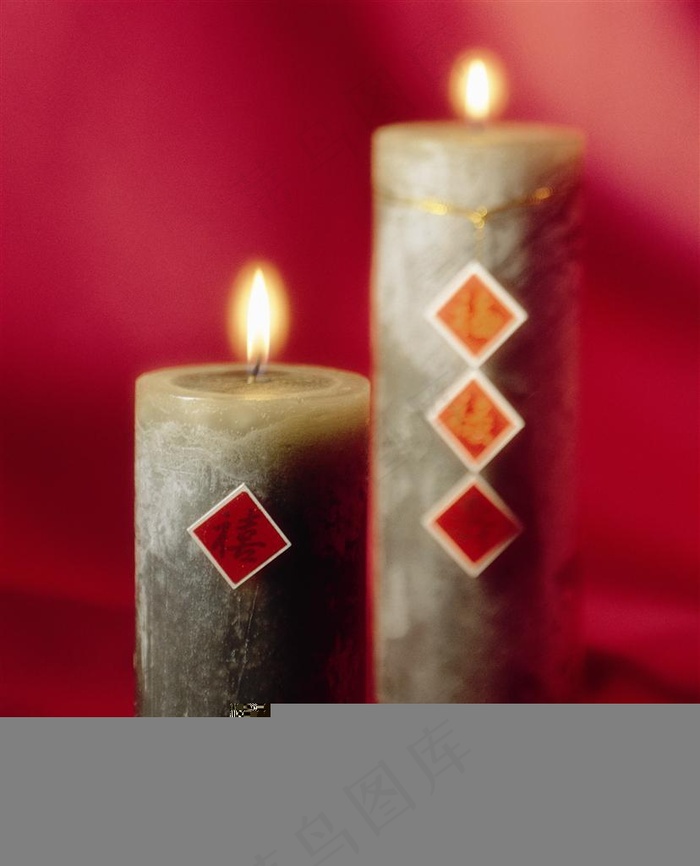 温馨烛光-两支白色的蜡烛