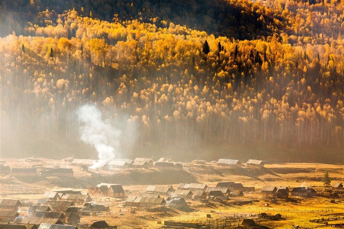 山腰上的村庄风景图片