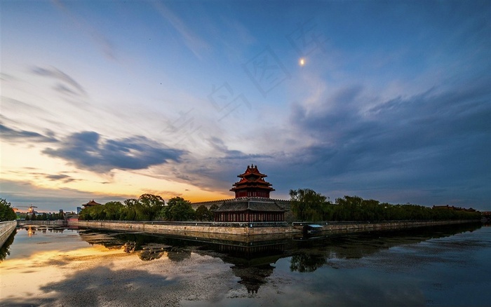 初夏晨光紫禁城角楼