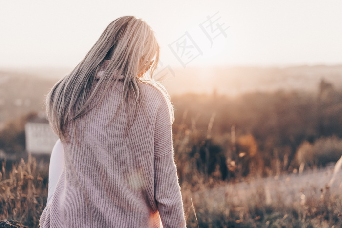阳光灿烂美女背影图片