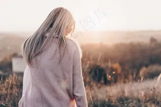 阳光灿烂美女背影图片