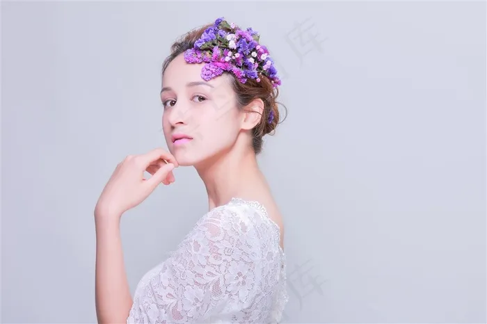 抚摸下巴的清新美女妆面图