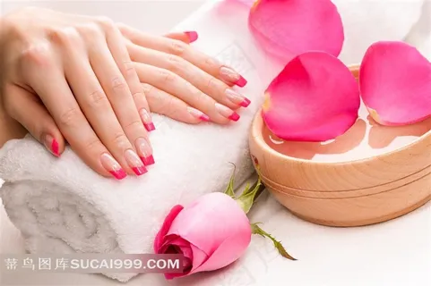 美丽花瓣美甲图片