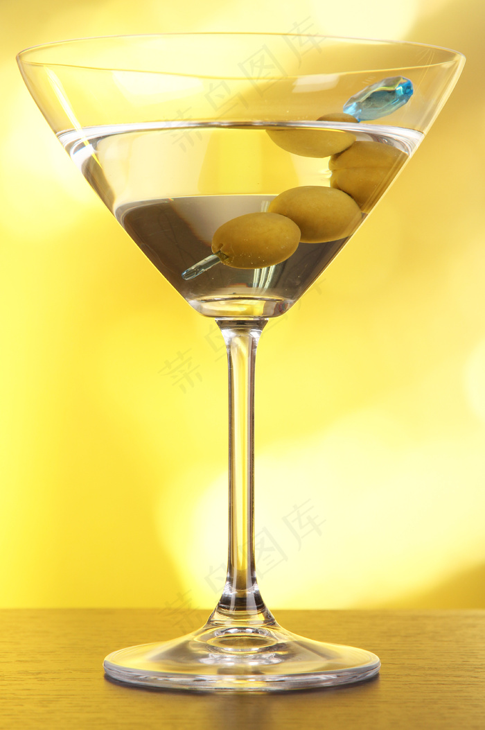 玻璃杯鸡尾酒黄色背景图片