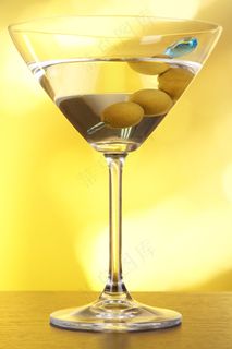 玻璃杯鸡尾酒黄色背景图片 玻璃杯鸡尾酒黄色背景图片