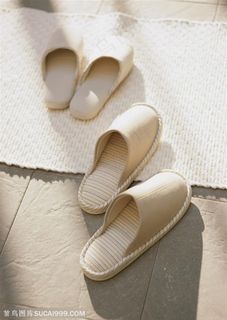 家俱饰品-地上两双拖鞋特写