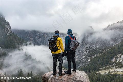 登山客背影图片