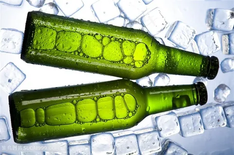冰块上的啤酒瓶酒水饮料图片