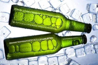 冰块上的啤酒瓶酒水饮料图片