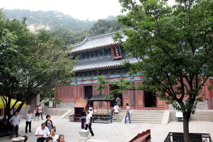 山脚下的古建筑
