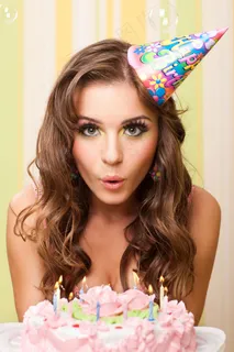 美女吹生日蜡烛图片下载 美女吹生日蜡烛图片下载