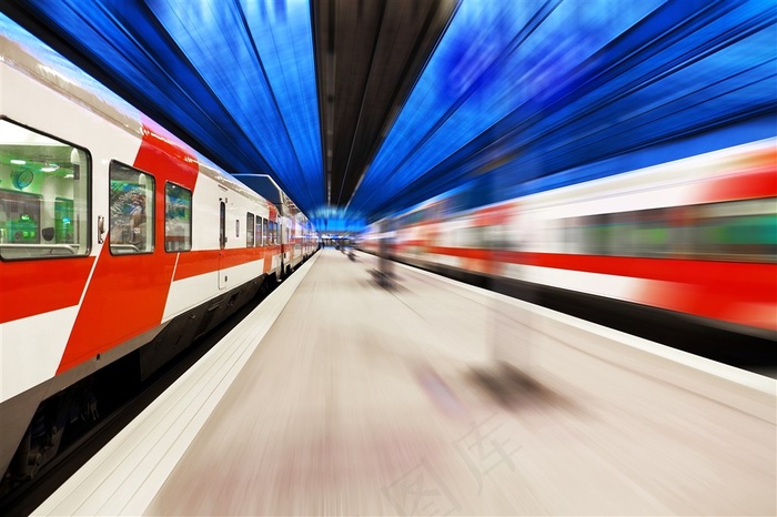 两辆红色的动车