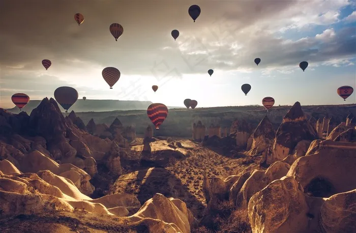 飞上天的热气球素材