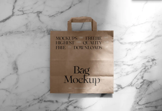 大理石台面上的牛皮纸袋样机