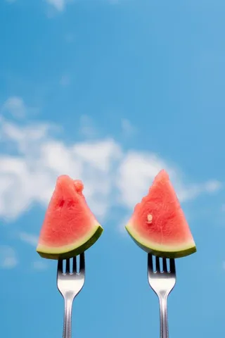 叉子西瓜美食清爽天空蓝色背景