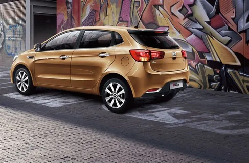 起亚K2炫酷涂鸦汽车摄影图