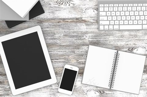 灰桌子上的电子产品