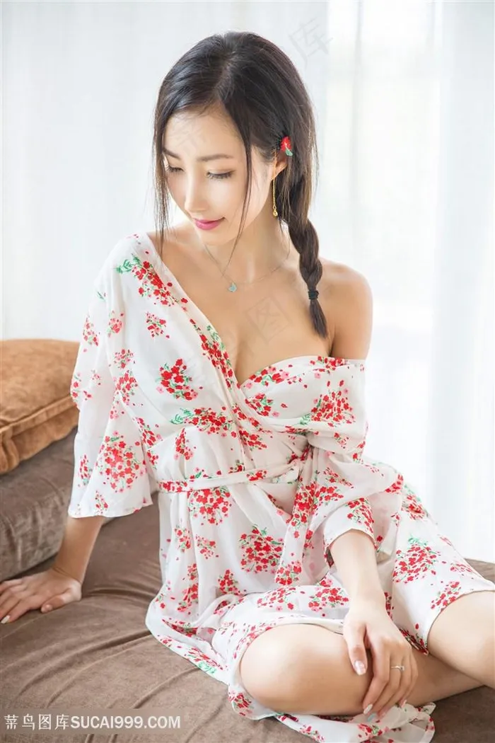 穿着碎花裙的*露肩美女图片