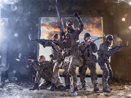 拿着枪的特种兵图片