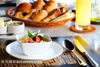 桌子上的健康美食图片