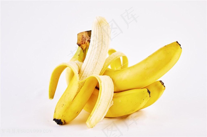 剥开的香蕉与完整的香蕉
