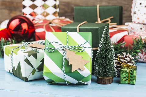 圣诞节礼物盒圣诞球元素装饰场景特写近景(60)