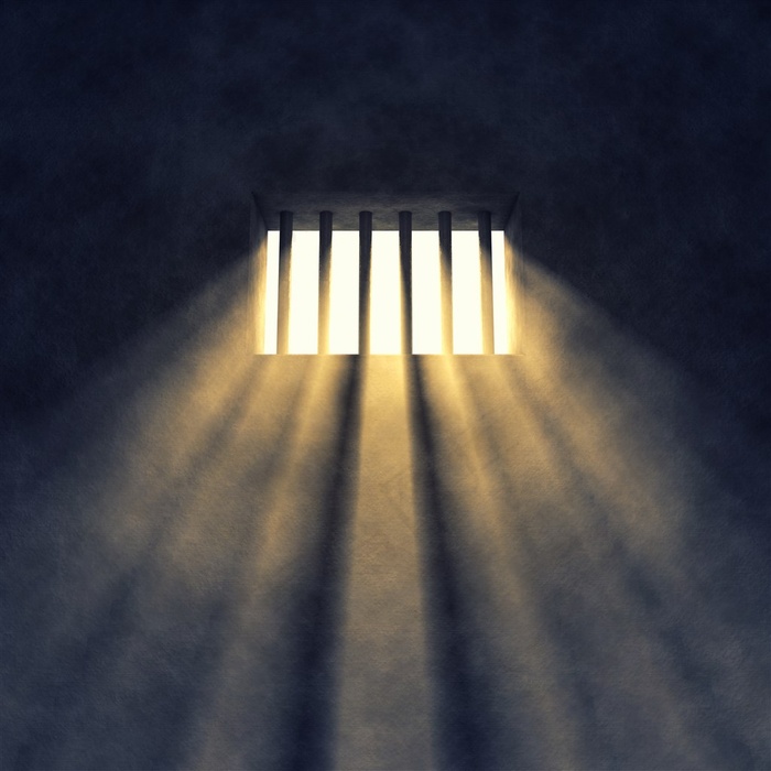 铁窗里照射进来的光芒高清图片