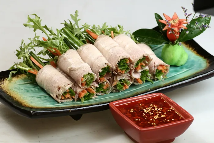 51爽口白肉卷-乡村小镇