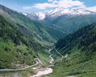 雪山脚下峡谷间的沟壑