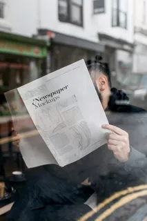 12-人物看报场景样机