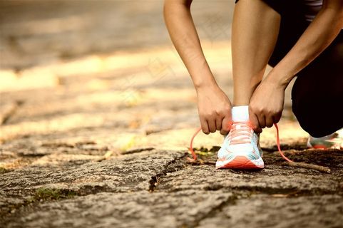 系鞋带的人物素材图片