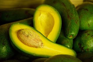 新鲜牛油果水果图片