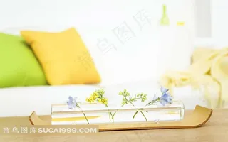 客厅桌子上的长方形花瓶