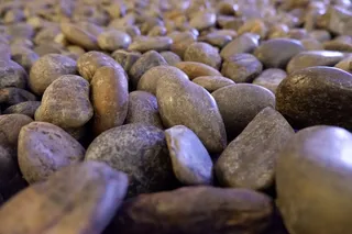 光滑鹅卵石背景图片