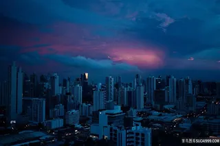 夜幕降临下的繁华都市图片