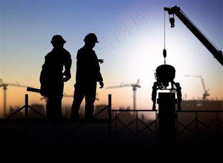 建筑工人在指挥吊车