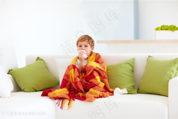 沙发上围着床单擦鼻涕的小男孩高清摄影图片