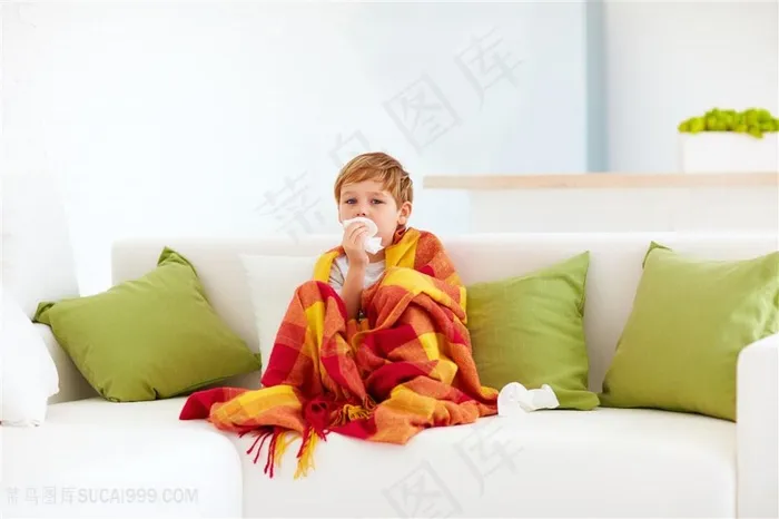 沙发上围着床单擦鼻涕的小男孩高清摄影图片