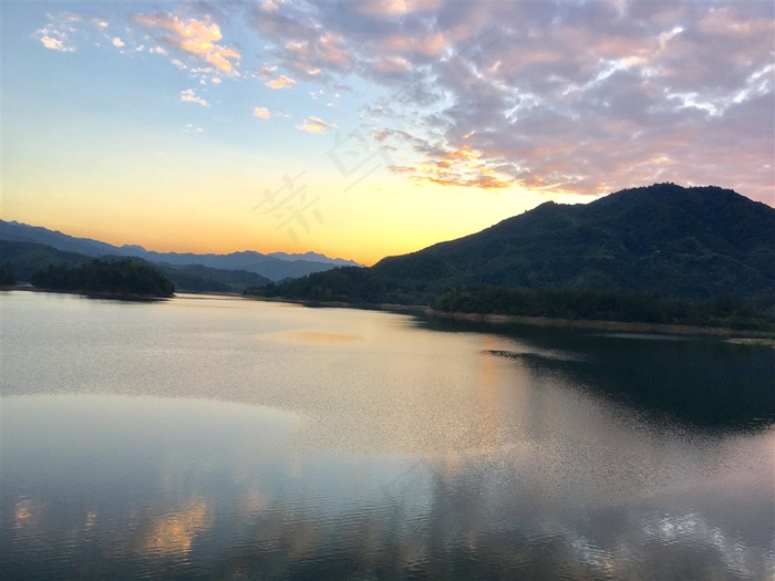 山水夕阳风景图