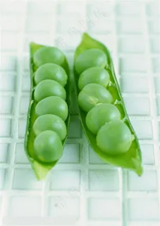 新鲜蔬菜-放在格子瓷砖上的两个被拨开的新鲜荷兰豆蔬菜图片