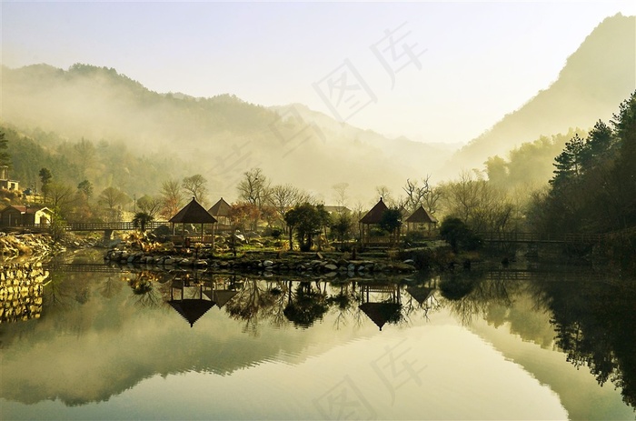 青山碧波风景